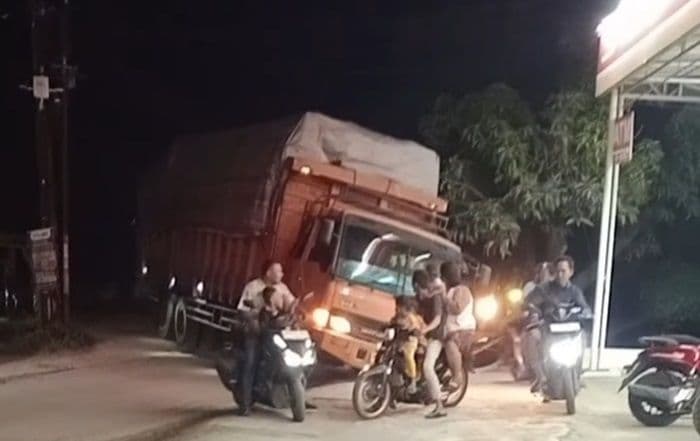 truk_tronton_terperosok_di_tanjung_morawa_jalan_lintas_desa_lumpuh_total