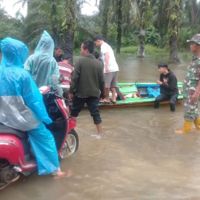 banjir_di_tapteng_warga_hutabalang_gunakan_perahu_untuk_melintas
