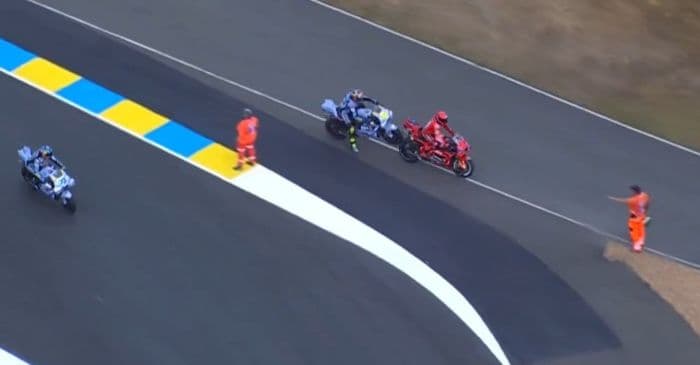 keasyikan_dadah_ke_penonton_aldeguer_tabrak_motor_marc_marquez