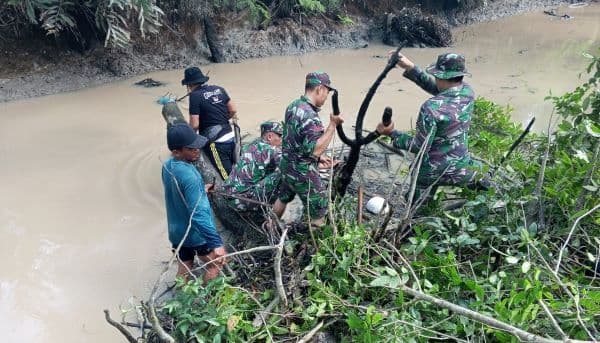 dukung_program_tmmd_ke124_kodim_0208asahan_bersihkan_sungai_di_desa_silo_bonto