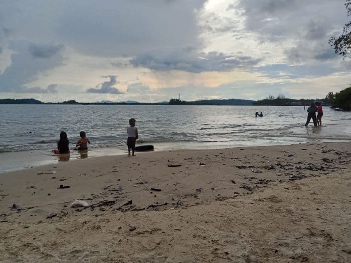 menikmati_pantai_kuta_mela_di_tapteng_mungil_lokasinya_dan_diapit_dua_anak_sungai
