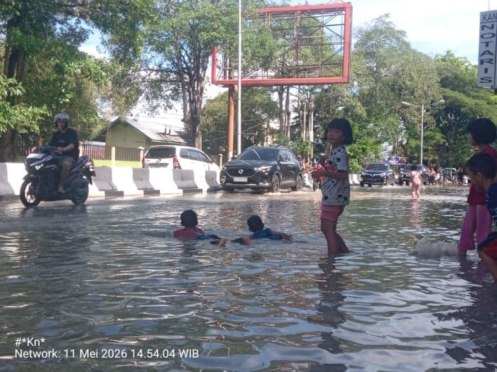 diguyur_hujan_air_sungai_bahilang_meluap_genangi_ruas_jalan_kota_tebing_tinggi