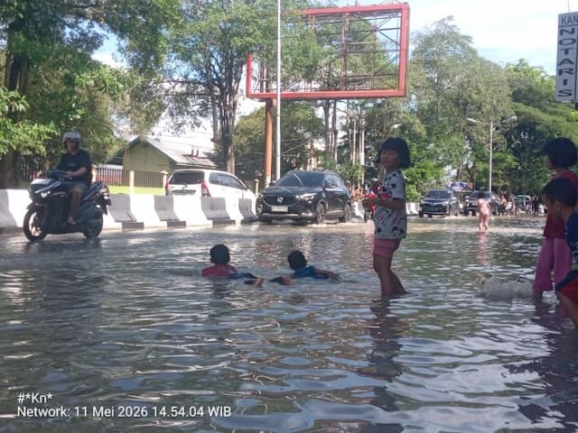 diguyur_hujan_air_sungai_bahilang_meluap_genangi_ruas_jalan_kota_tebing_tinggi