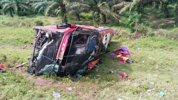 empat_penumpang_meninggal_akibat_kecelakaan_bus_halmahera_di_tol_sergai