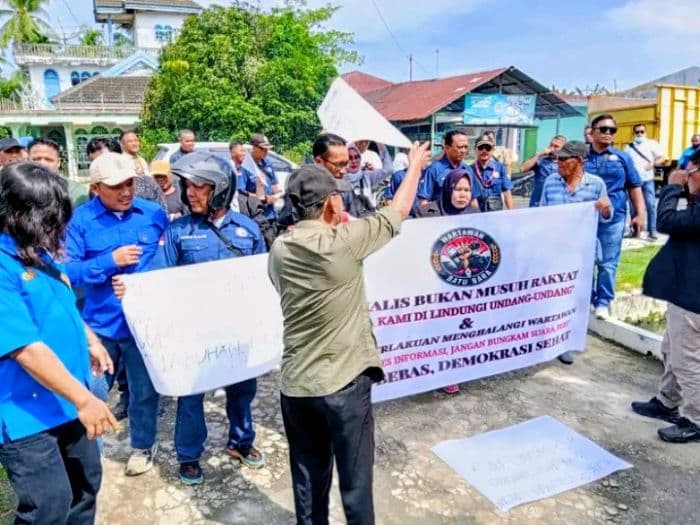 halangi_peliputan_puluhan_wartawan_demo_lapas_labuhan_ruku