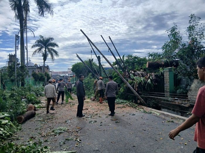 hujan_deras_di_pematangsiantar_pohon_besar_tumbang_timpa_kantor_lurah_karo