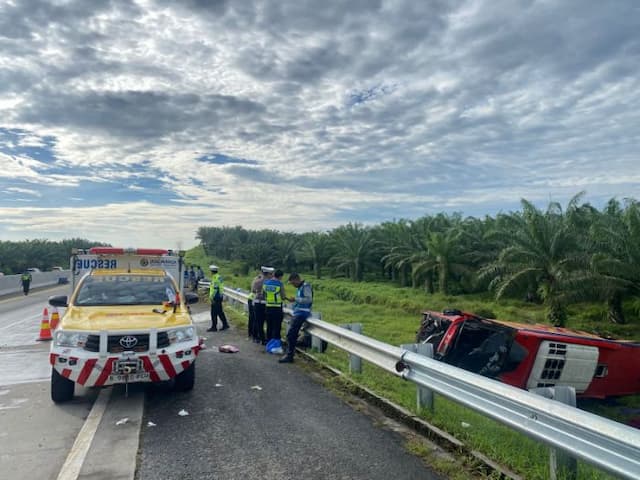 kecelakaan_bus_halmahera_dengan_pick_up_l300_di_tol_sergai_berikut_kronologinya_dan_nama_korbannya