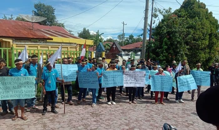 warga_demo_ke_dinas_lingkungan_hidup_toba_minta_tambang_batu_di_tepi_danau_toba_dilegalkan