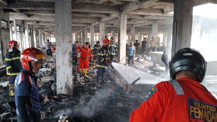 gedung_iv_pasar_horas_terbakar_lagi_diduga_disengaja_orang_tak_dikenal