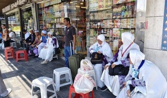 jelang_pulang_jemaah_indonesia_berburu_oleholeh_di_pasar_al_balad_jeddah