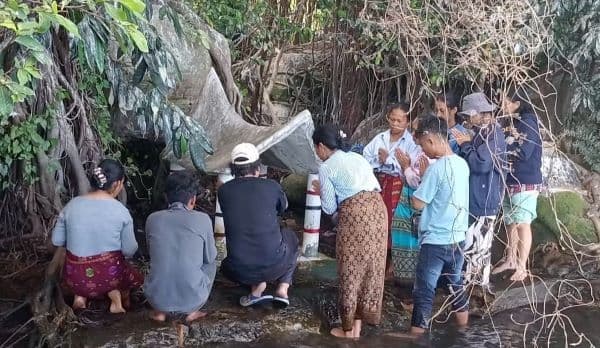 keluarga_korban_tenggelam_di_cinta_dame_gelar_ritual_adat_di_danau_toba