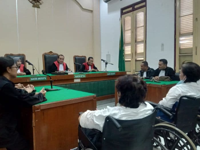 tumpangi_mobil_ambulans_dua_terdakwa_kasus_pemalsuan_surat_jalani_sidang_di_pn_medan