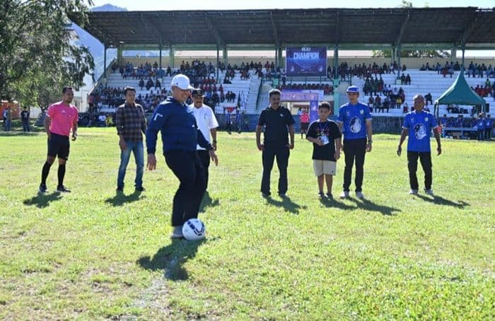 wabup_tapteng_buka_turnamen_soeratin_u13_dan_u15_harap_lahir_talenta_sepak_bola