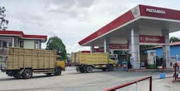 antrean_isi_solar_mengular_di_siantar_sopir_keluhkan_waktu_tunggu_berjamjam