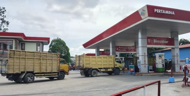 antrean_isi_solar_mengular_di_siantar_sopir_keluhkan_waktu_tunggu_berjamjam