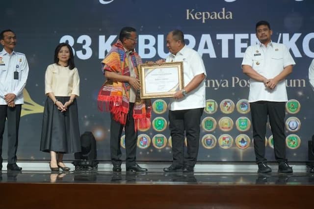bupati_asahan_terima_penghargaan_menteri_hukum_atas_dukungan_program_bantuan_hukum