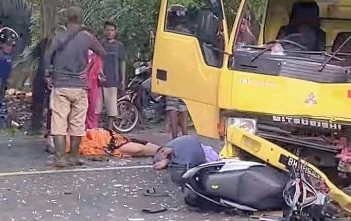 dam_truk_tabrak_vario_di_jalinsum_batu_bara_dua_luka_berat_