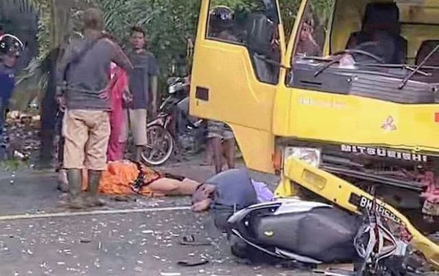 dam_truk_tabrak_vario_di_jalinsum_batu_bara_dua_luka_berat_