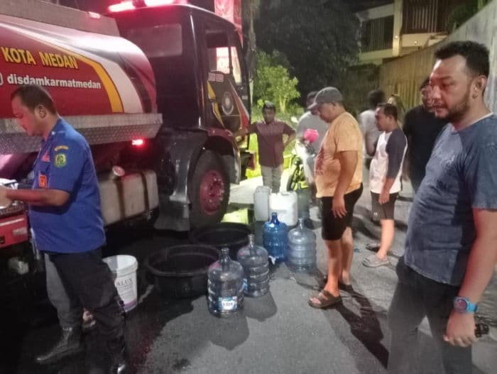 damkarmat_medan_siaga_24_jam_siap_salurkan_air_bersih_ke_warga