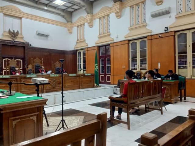 hakim_pn_medan_tangguhkan_penahanan_dua_terdakwa_kasus_bbm_jeriken