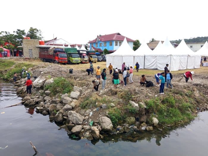 jelang_trail_of_the_kings_2026_ratusan_warga_gotong_royong_bersihkan_wfc_pangururan