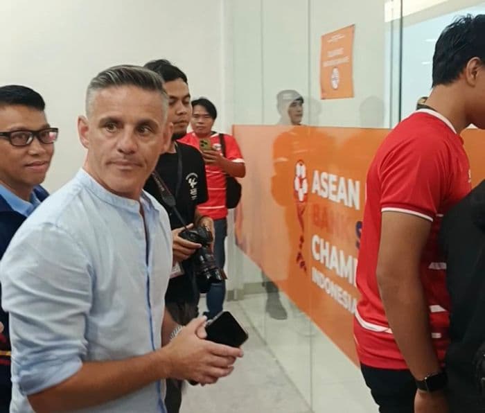 john_herdman_nonton_langsung_pertandingan_indonesia_vs_australia_di_piala_aff_u19