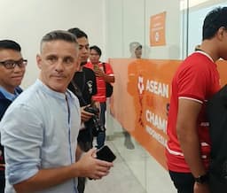 john_herdman_nonton_langsung_pertandingan_indonesia_vs_australia_di_piala_aff_u19