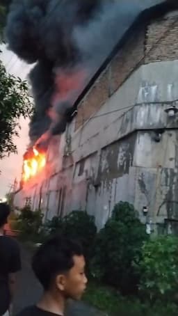 pabrik_pipa_di_sei_semayang_sunggal_terbakar