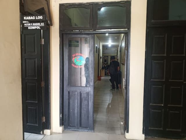 satuan_nrkoba_polres_toba_grebek_cafe_di_balige_belasan_orang_diamankan_