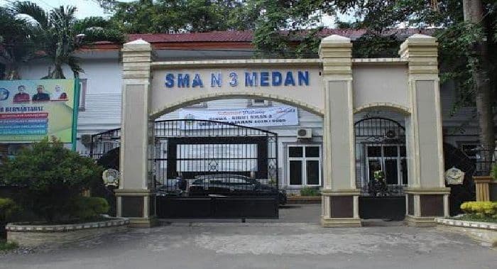 wakasek_sma_negeri_3_medan_mengadu_ke_dprd_sumut_plt_kasek_dituding_langgar_aturan