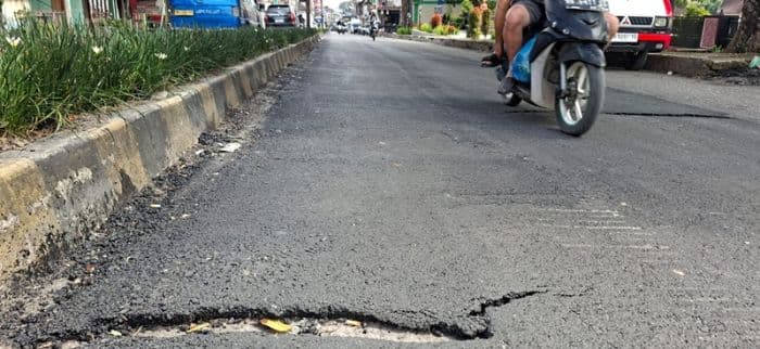 baru_tiga_hari_rampung_proyek_hotmix_jalan_nasional_di_dairi_sudah_retak_dan_rusak