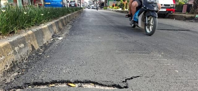 baru_tiga_hari_rampung_proyek_hotmix_jalan_nasional_di_dairi_sudah_retak_dan_rusak