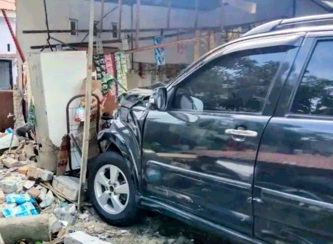 diduga_akibat_ban_pecah_toyota_rush_seruduk_warung_di_guntung_batu_bara_4_lukaluka_