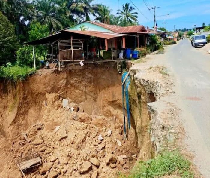 jalan_penghubung_stm_hulugunung_meriah_terancam_putus_akibat_longsor