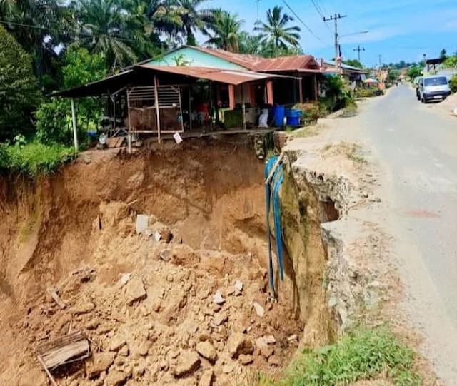 jalan_penghubung_stm_hulugunung_meriah_terancam_putus_akibat_longsor