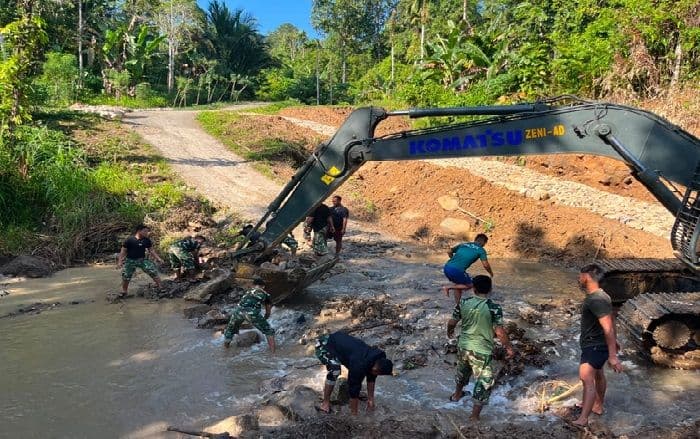 kodam_i_bukit_barisan_bangun_kembali_jembatan_putus_di_nias_utara_ratusan_kk_kembali_punya_harapan