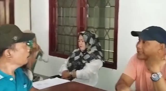 viral_ibu_menangis_histeris_di_hadapan_kades_asahan_diduga_sktm_tak_ditandatangani