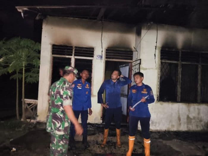 diduga_korsleting_satu_rumah_di_pantai_labu_ludes_terbakar