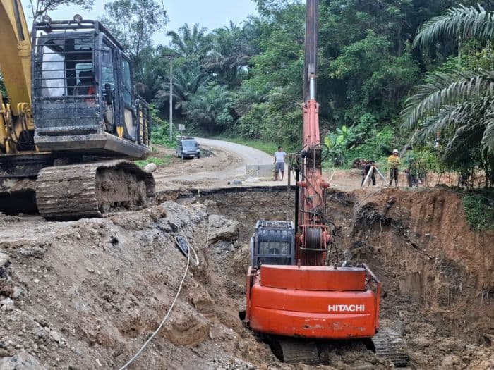 jalinsum_pakpak_bharataceh_putus_total_diduga_akibat_kesalahan_teknis_proyek_apbn