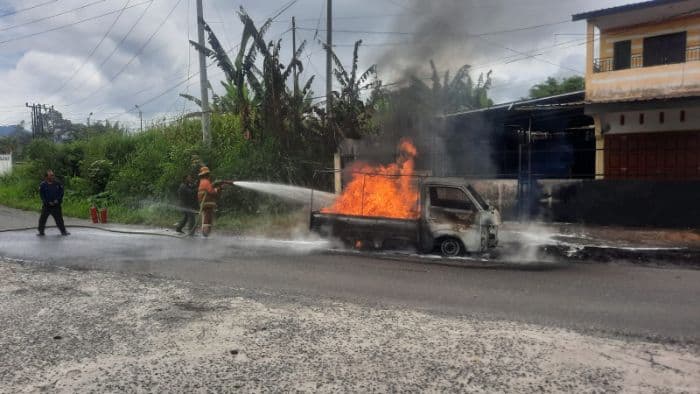 mobil_pick_up_terbakar_di_depan_spbu_pematang_raya_lalu_lintas_sempat_lumpuh