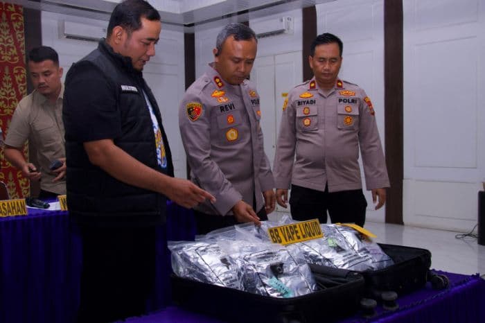 polres_asahan_gagalkan_penyelundupan_1799_liquid_vape_mengandung_obat_keras