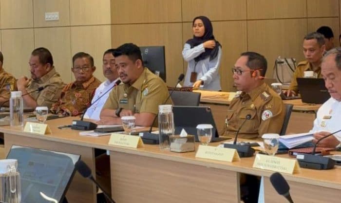 temui_menkes_budi_gubernur_bobby_dan_bupati_jtp_hutabarat_paparkan_pembangunan_rsud_baru_di_silangit