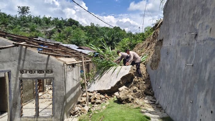 tiga_rumah_di_simalungun_rusak_tertimpa_longsor_kerugian_capai_rp150_juta