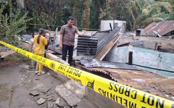 tiga_rumah_semi_permanen_di_simalungun_terbakar_kerugian_capai_ratusan_juta