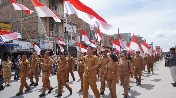 _warga_toba_pertanyakan_dprd_tak_hadir_di_gerakan_nasional_pembagian_bendera_