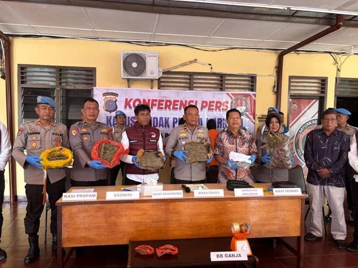 bernyanyi_di_mapolres_tersangka_narkoba_bocorkan_jaringan_lorong_20_pondok_sayur_
