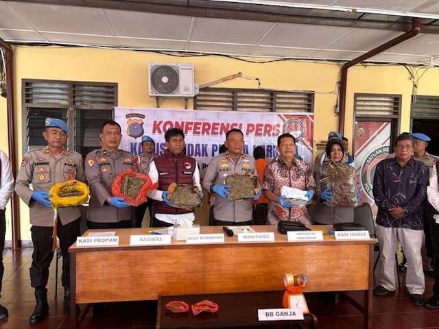 bernyanyi_di_mapolres_tersangka_narkoba_bocorkan_jaringan_lorong_20_pondok_sayur_