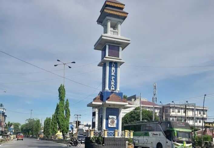 besi_tugu_simpang_timbangan_lubuk_pakam_dimakan_rayap_besi_ikon_kota_terancam_terbengkalai