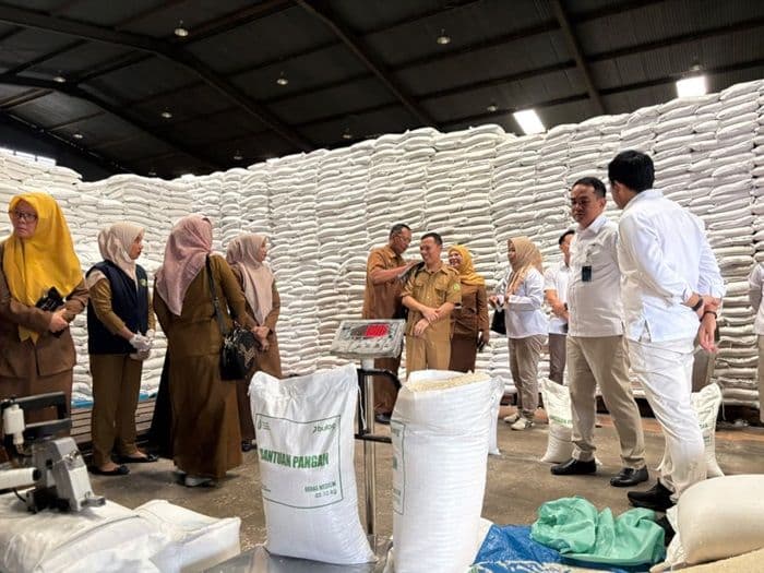 bulog_sumut_salurkan_bantuan_pangan_sphp_dan_minyakita_untuk_jaga_harga_bahan_pokok