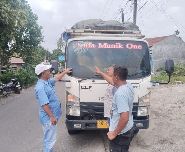 kaca_depan_dump_truk_dilempar_otk_pemilik_lapor_ke_polsek_talun_kenas_